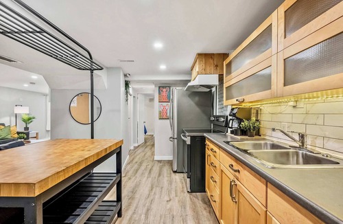 Northwest Calgary House | TheOwlet PetFriendly BigOffice QueenBD AC