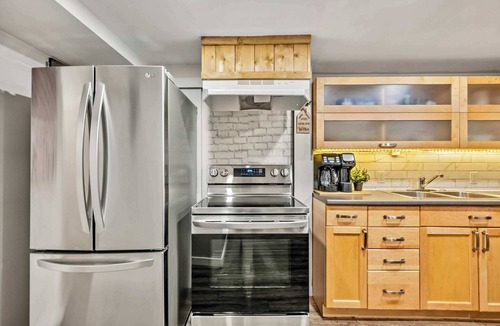 Northwest Calgary House | TheOwlet PetFriendly BigOffice QueenBD AC