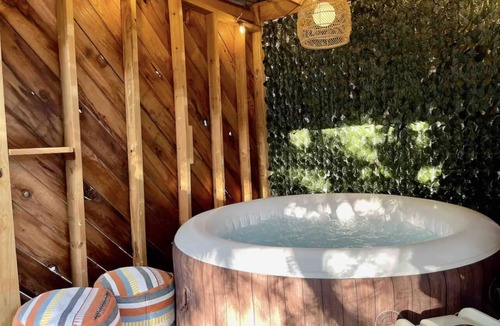 Monticello Park Apartment | TheStudio@MonticelloPark-CowboyPool+Hottub+KingBed