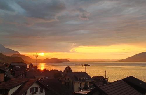 Leissigen Apartment | Thimo's Lakeview - Sunset near Interlaken
