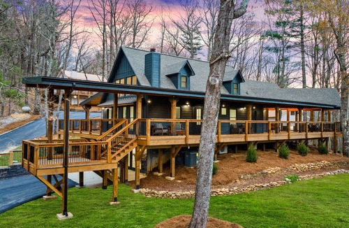 Blairsville House | Third-floor mountain view suite with deck, game room, & firepits