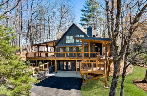Blairsville House | Third-floor mountain view suite with deck, game room, & firepits