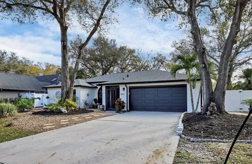 Country Oaks House | This beautiful 3 bedroom 2 bath pool home is newly updated from top to bottom