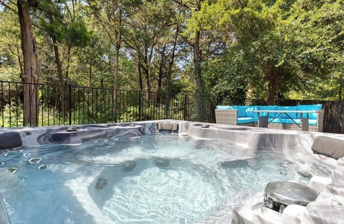 Dallas House | This beautiful 3200 SF single storey with loft backs onto a heavily treed forest