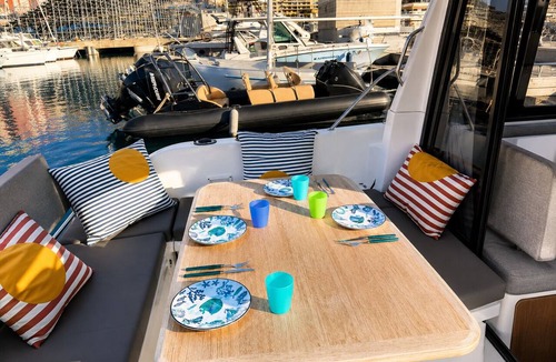 La Condamine Boat Rental | This boat accommodation features two separate bedrooms, a fully equipped kitchenette with a refrigerator and stovetop, and one bathroom. Towels and bed linen are provided for your stay.