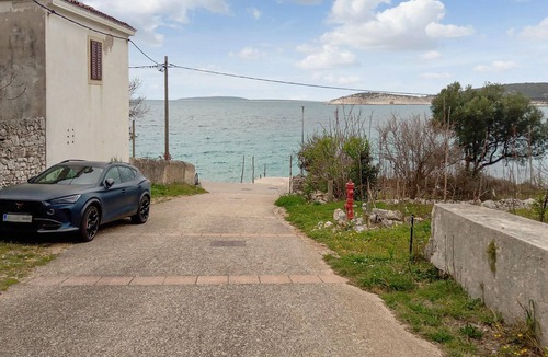 Martinscica Apartment | This compact studio flat is just a stone's throw from the pebble beach.