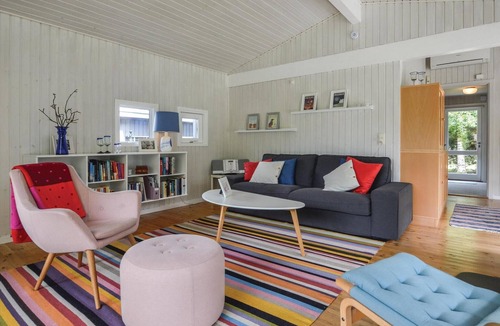 Hoeve Strand House | This cottage has a kitchen partly open to the dining room, a nice living room with fireplace, 3 good