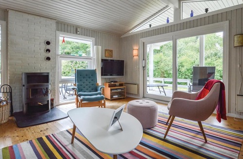 Hoeve Strand House | This cottage has a kitchen partly open to the dining room, a nice living room with fireplace, 3 good
