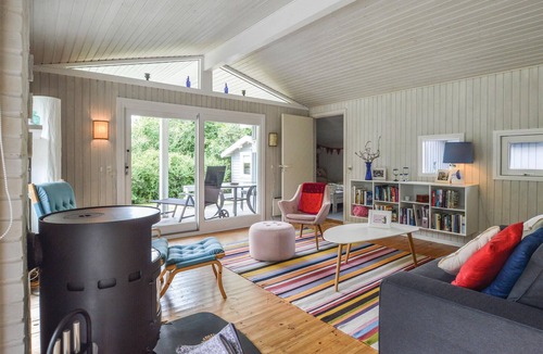Hoeve Strand House | This cottage has a kitchen partly open to the dining room, a nice living room with fireplace, 3 good