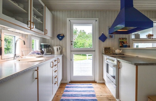 Hoeve Strand House | This cottage has a kitchen partly open to the dining room, a nice living room with fireplace, 3 good