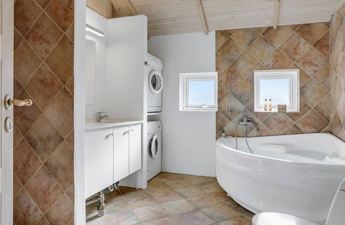 Næs House | This cottage offers ideal conditions for a relaxing vacation with walks on the beach, mountain bike