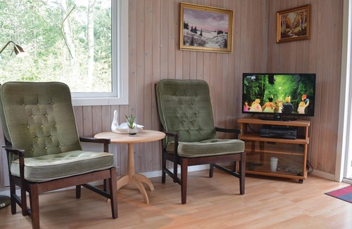 Skovgaarde House | This cozy cottage is family friendly furnished with kitchen and living room with fireplace in open c