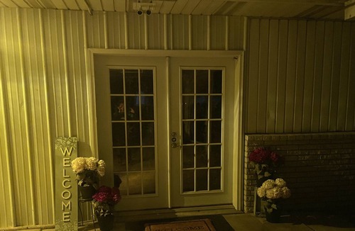 Merrillville Cottage | This cozy cottage, sleeps 4, located 30 min from Chicago.