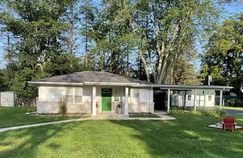 Merrillville Cottage | This cozy cottage, sleeps 4, located 30 min from Chicago.