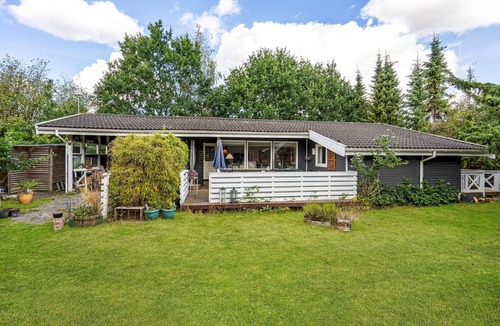 Store Fuglede House | This cozy vacation home welcomes you near the beach in Bjerge Nordstrand.