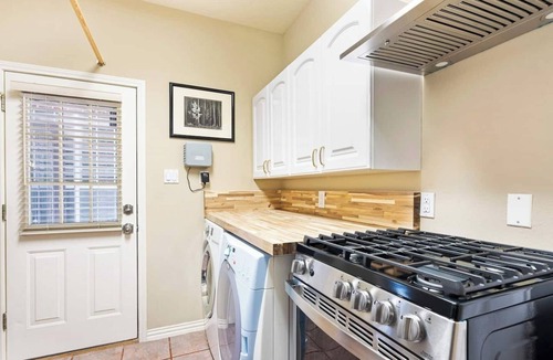 Austin House | This guest house is a 2 bedroom(s), 1.5 bathrooms, located in Austin, TX.
