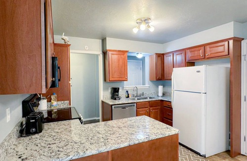 South Oklahoma City Apartment | This guest suite is a 3 bedroom(s), 2 bathrooms, located in Oklahoma City, OK.