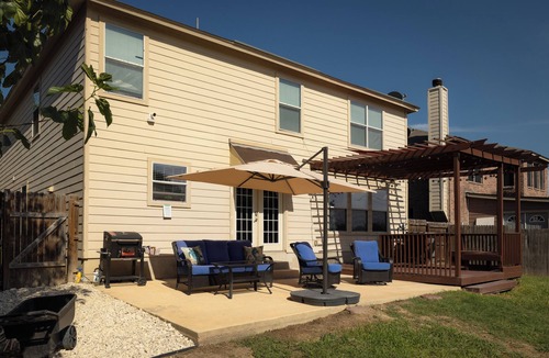West San Antonio House | This home is minutes away from:nSEA WORLDnFIESTA TEXASnRIVERWALKn4 JOINT BASES +