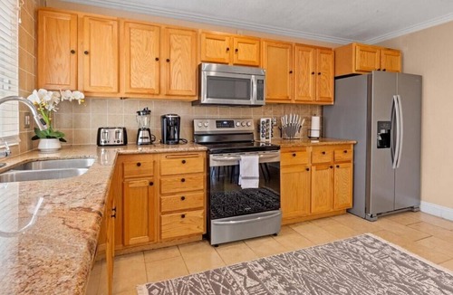 Sacramento House | This house is a 3 bedroom(s), 2 bathrooms, located in Sacramento, CA.