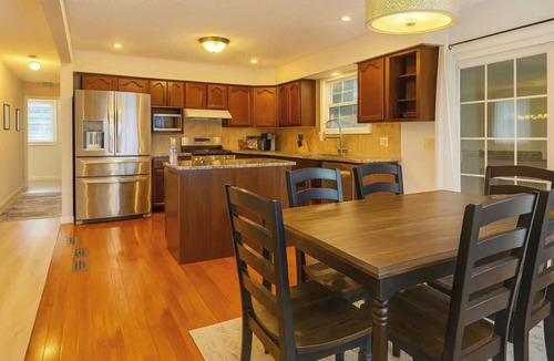 Latham House | This house is a 3 bedroom(s), 2 bathrooms, located in Latham, NY.
