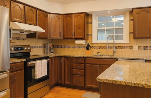 Latham House | This house is a 3 bedroom(s), 2 bathrooms, located in Latham, NY.