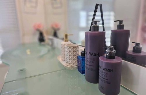 Aspley Apartment | This is a Huge Studio Comes With all Basic Amenities With a Private Access