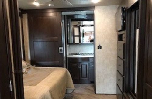 Oshawa House | This is Living! 37" Winnebago Adventurer Class A