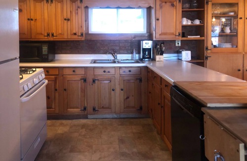 Montrose Cottage | This lakefront cottage is an ideal getaway for a family!