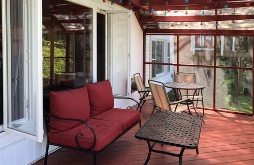 Montrose Cottage | This lakefront cottage is an ideal getaway for a family!