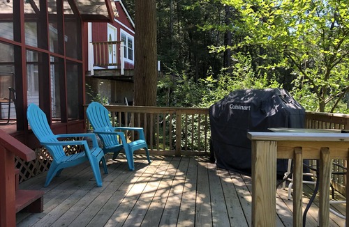 Montrose Cottage | This lakefront cottage is an ideal getaway for a family!