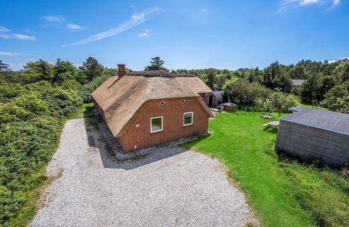 Lodbjerg Hede House | This large vacation home is located in a quiet area and can accommodate no less than 14 people.
