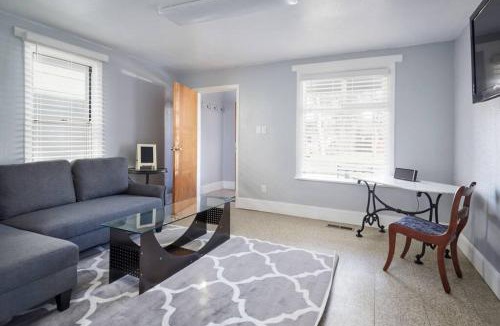 Cheyenne Apartment | This little house close to hospital,downtown & CFD