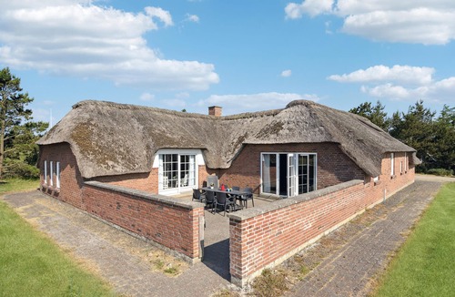 Klegod House | This lovely thatched vacation home is situated on a dune plot not far from the North Sea.