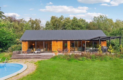 Frederiksvaerk House | This modern and stylish wooden house welcomes you with round pool in the garden.