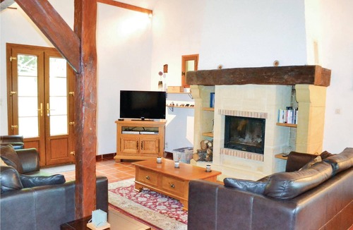 Montgesty House | This modern house in traditional architectural style stands on an extensive, tree-filled plot surrou