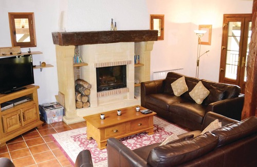 Montgesty House | This modern house in traditional architectural style stands on an extensive, tree-filled plot surrou