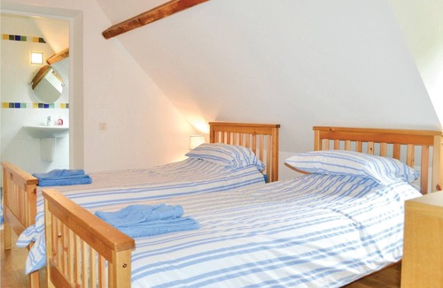 Montgesty House | This modern house in traditional architectural style stands on an extensive, tree-filled plot surrou