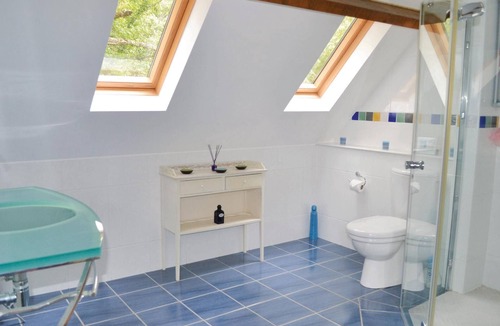 Montgesty House | This modern house in traditional architectural style stands on an extensive, tree-filled plot surrou