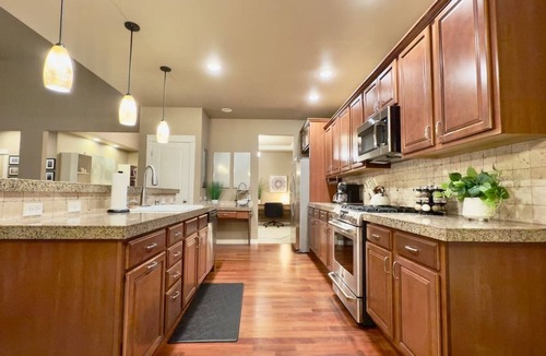 Tumwater House | This spacious residence is perfect for families and professionals, featuring an open layout, a dedicated workspace, and a large deck with a BBQ. Enjoy a fully equipped kitchen and a private y suite. Comfortably designed for extended stays, this home