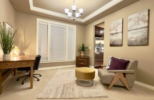 Tumwater House | This spacious residence is perfect for families and professionals, featuring an open layout, a dedicated workspace, and a large deck with a BBQ. Enjoy a fully equipped kitchen and a private y suite. Comfortably designed for extended stays, this home