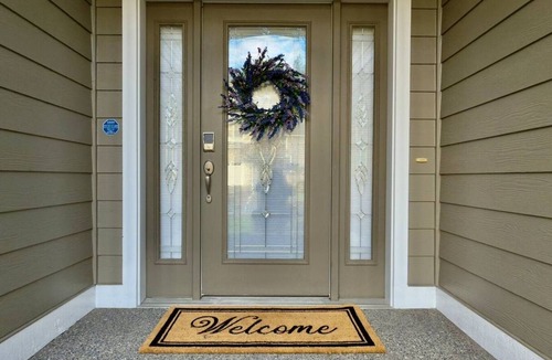 Tumwater House | This spacious residence is perfect for families and professionals, featuring an open layout, a dedicated workspace, and a large deck with a BBQ. Enjoy a fully equipped kitchen and a private y suite. Comfortably designed for extended stays, this home