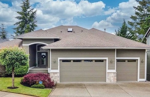 Tumwater House | This spacious residence is perfect for families and professionals, featuring an open layout, a dedicated workspace, and a large deck with a BBQ. Enjoy a fully equipped kitchen and a private y suite. Comfortably designed for extended stays, this home