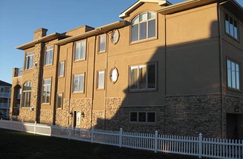 Gold Coast Condo | This stunning, unrivaled vacation home built in 2006 is handicap friendly
