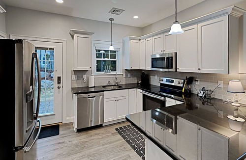 Arundel Cottage | This sunny cottage close to beaches is perfect for your vacation.