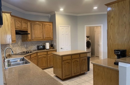 Central Arlington House | This Texas Oasis Home in a quiet neighborhood with easy access to IH-30