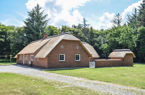 Husby House | This thatched vacation home offers optimal conditions for both a relaxing and an active vacation.