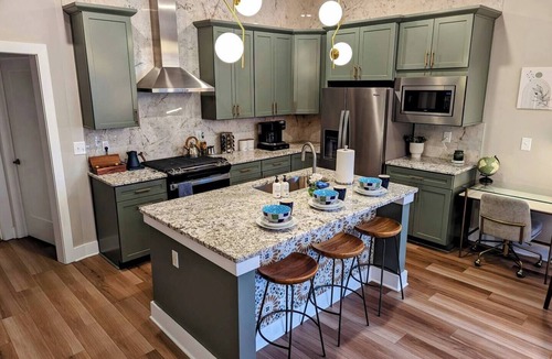 Chattanooga House | This townhouse is a 5 bedrooms, 5.5 bathrooms, located in Chattanooga, TN.