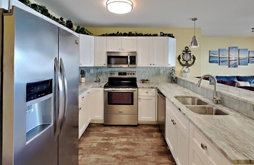 Put-in-Bay Condo | This View Sells Itself—Lakefront for 10 ppl | C113
