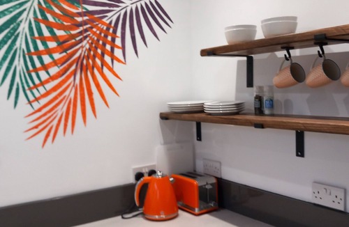 Claypole Apartment | Thistles - Private Entrance Studio