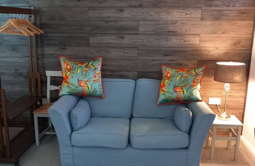 Claypole Apartment | Thistles - Private Entrance Studio